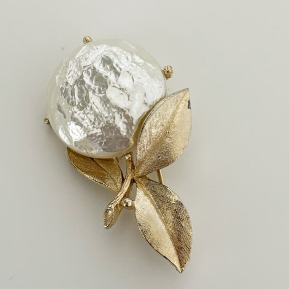 Vintage 1965 Sarah Coventry Pearl Bloom Brooch Pin - Picture 2 of 11